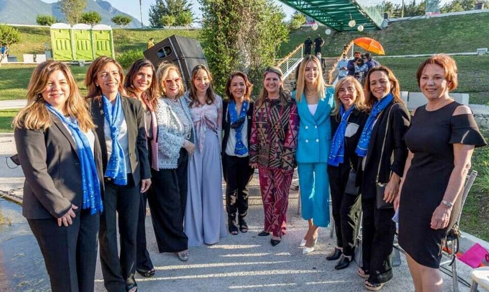 Invitadas especiales al XV aniversario del paseo de la mujer posaron junto a Liliana Melo de Sada / Fotos: Cortesía