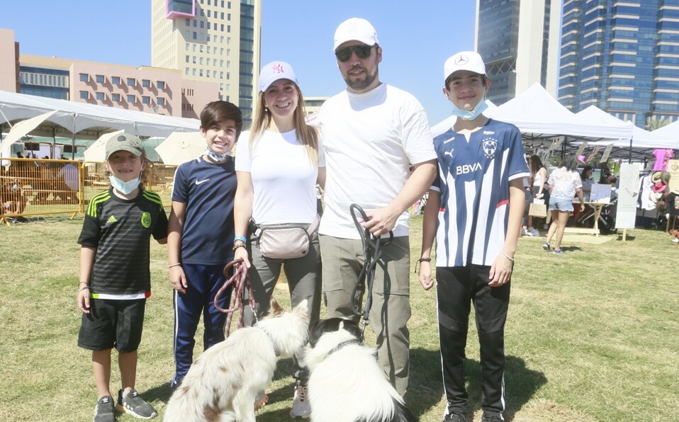 Leonardo Salinas, Pablo Salinas, Karina Salazar, Jorge Salinas y Patricio Salinas. FOTO: OMAR VALDEZ