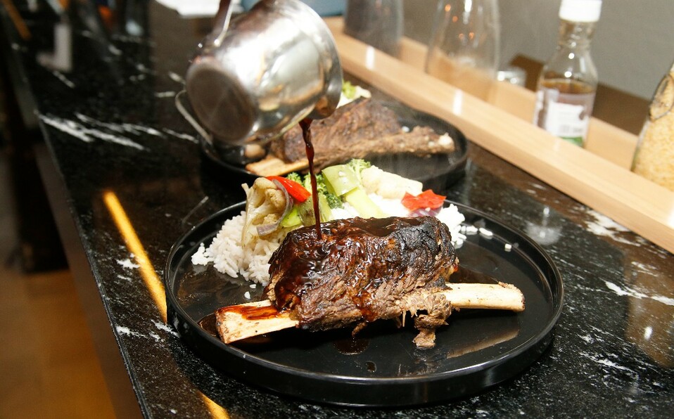 Costillas de res fue otro de los platillos de la cena / Foto: Antonio Mireles