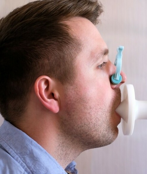 La espirometría evalua cómo funcionan tus pulmones midiendo cuánto aire inhalas y exhalas (Foto: Shutterstock).