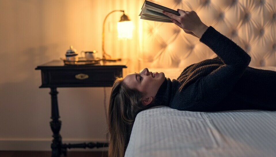 Leer antes de dormir te ayudará a liberar las tensiones del día a día (Foto: Shutterstock).