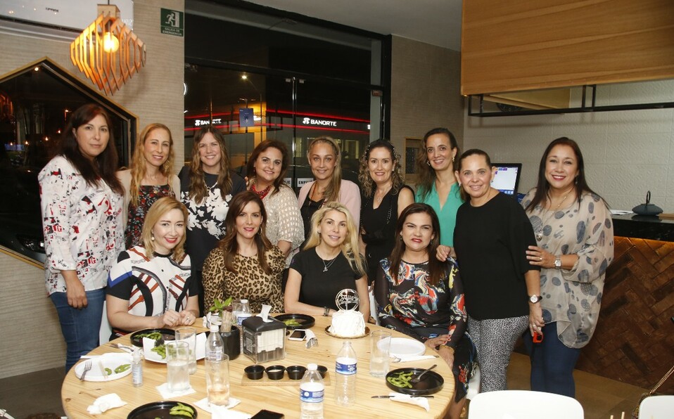 Roberta Barrera junto a un grupo de amigas / Foto: Antonio Mireles
