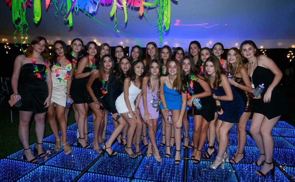Ale Álvarez con su grupo de amigas / Fotos: Omar Valdez
