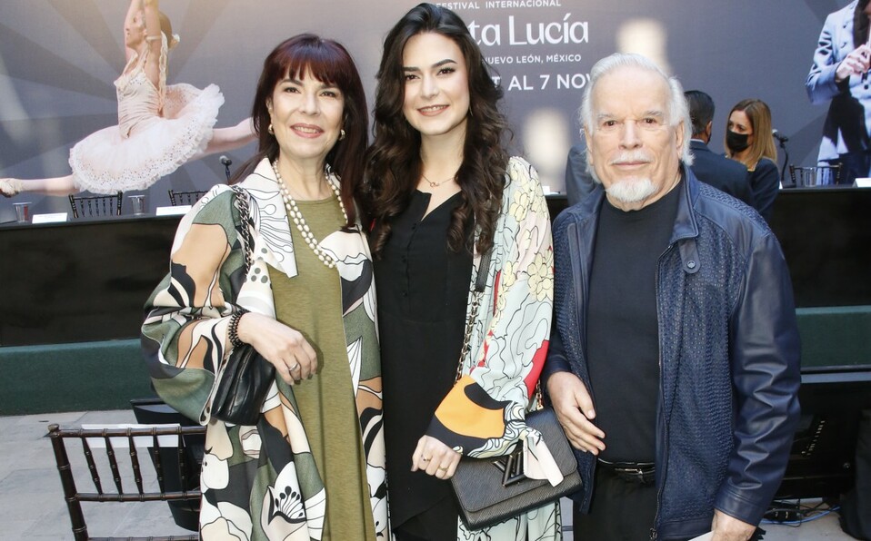 Leonor Guzmán de Vázquez, Leonor Vázquez y Gustavo De la Garza / Foto: Antonio Mireles