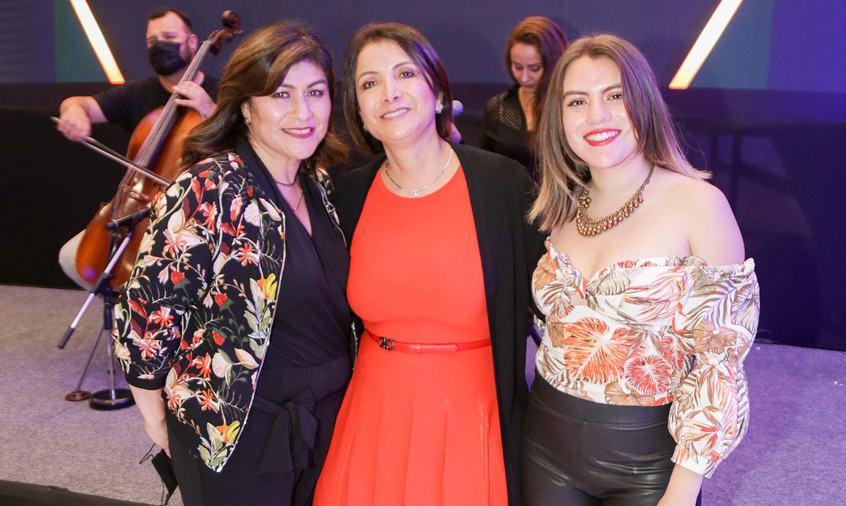 Adriana Linares, Consuelo García y Ximena Linares