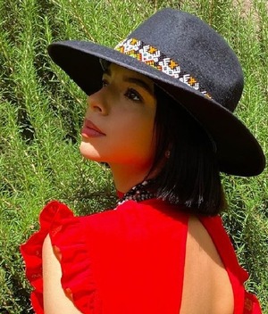 Ángela Aguilar muestra cómo es su habitación. (Foto: Instagram).