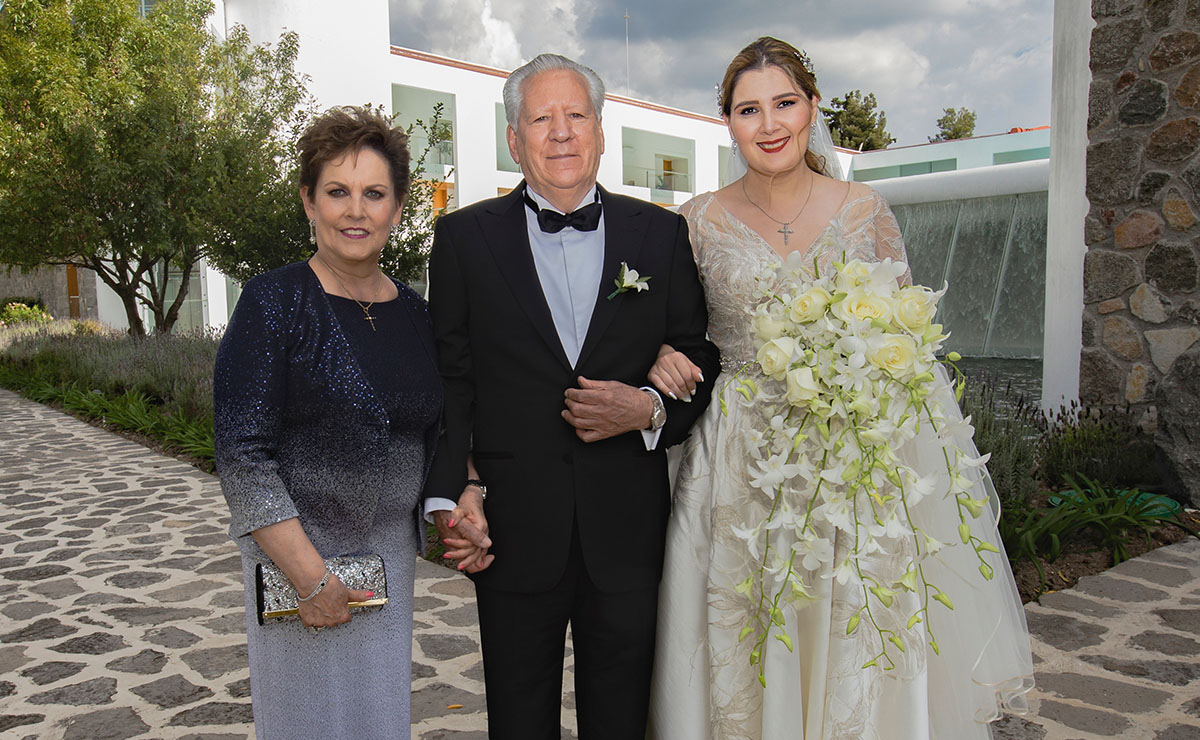 NOVIA CON LOS ABUELOS. MERCEDES DEL MAZO, MAYOLO DEL MAZO Y CAROLINA HERNÁNDEZ DEL MAZO