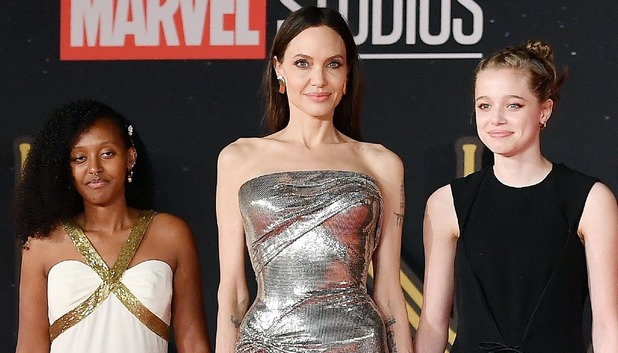 Angelina Jolie deslumbra en Roma de la mano de sus hijas Shiloh y Zahara (Foto: Instagram)