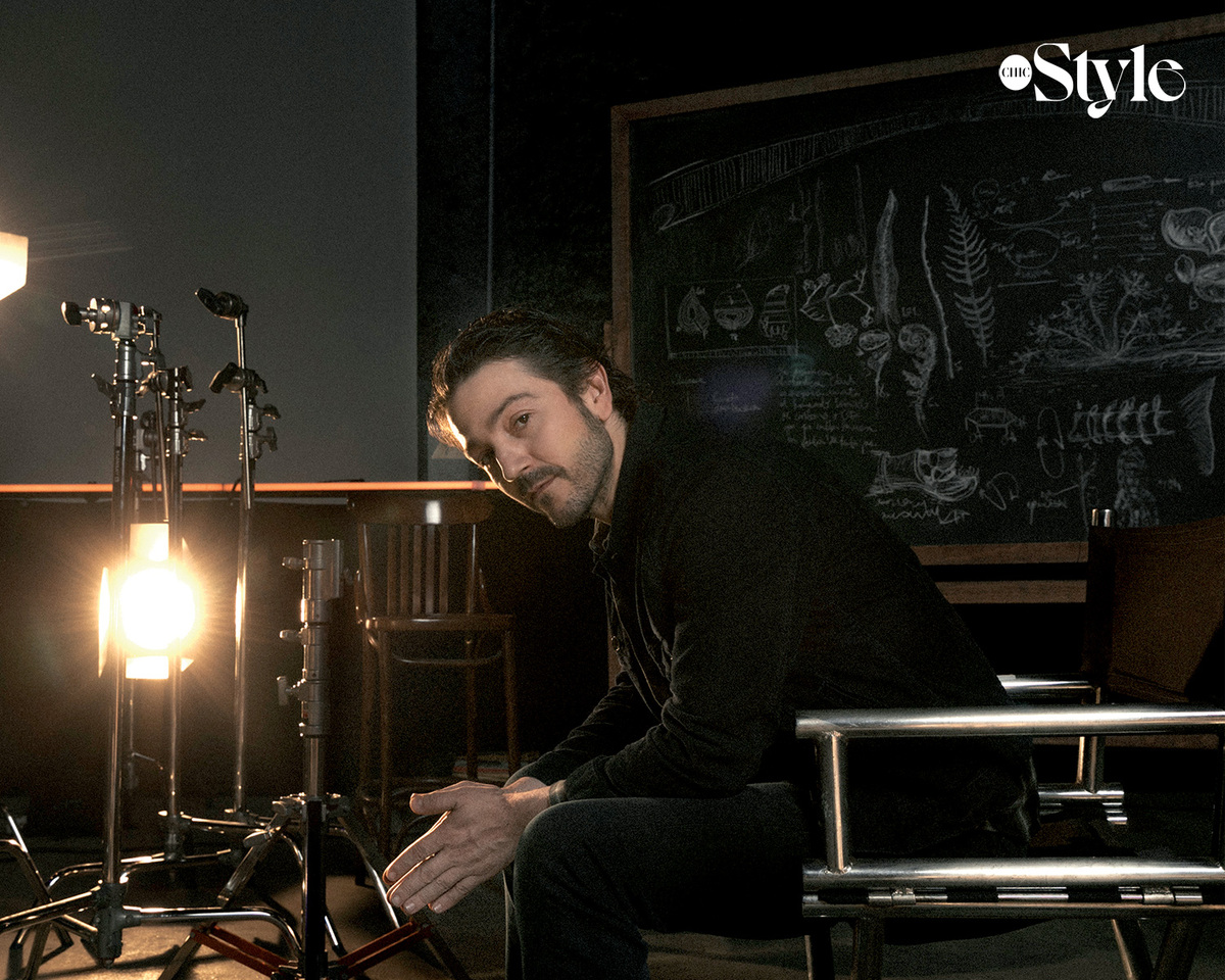 Diego Luna nos explica que los tiempos tan cambiantes pueden ser una ocasión para cuestionarnos, y así poder cambiar de dirección.