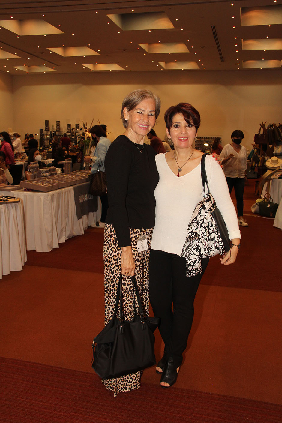 Sandra Luz Montaño y Lourdes Romo.
