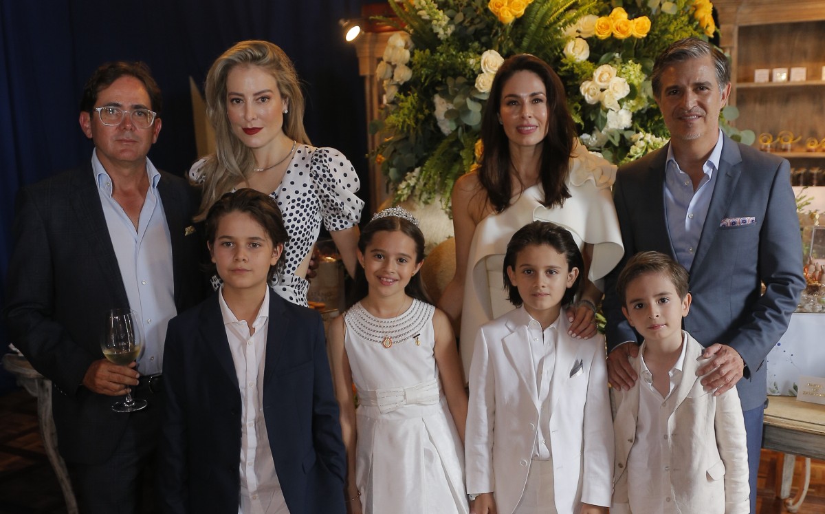 Los festejados junto a sus papás. FOTO: DANIEL SALDÍVAR