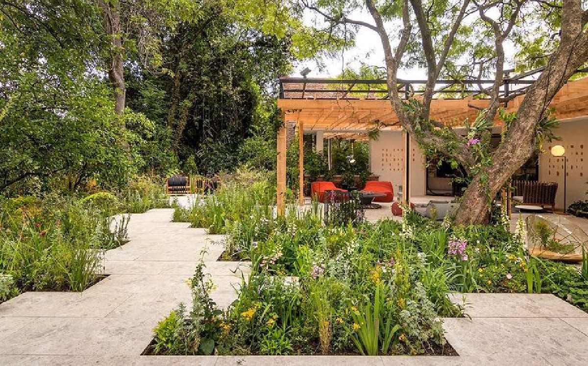 Vieyra Arquitectos diseñó una terraza con el máximo contacto con la naturaleza. (Foto: Instagram).