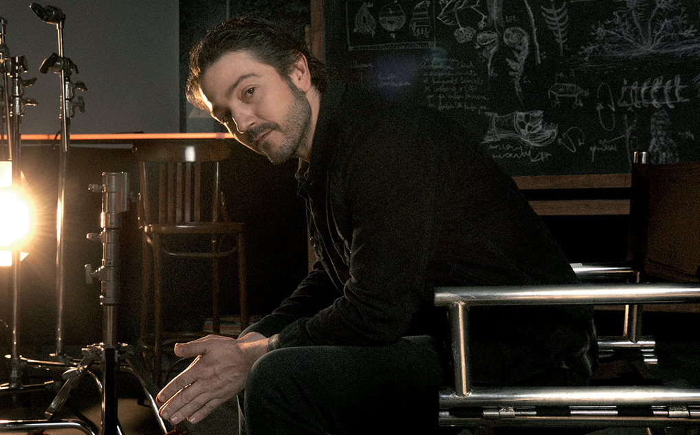 Diego Luna nos explica que los tiempos tan cambiantes pueden ser una ocasión para cuestionarnos, y así poder cambiar de dirección.