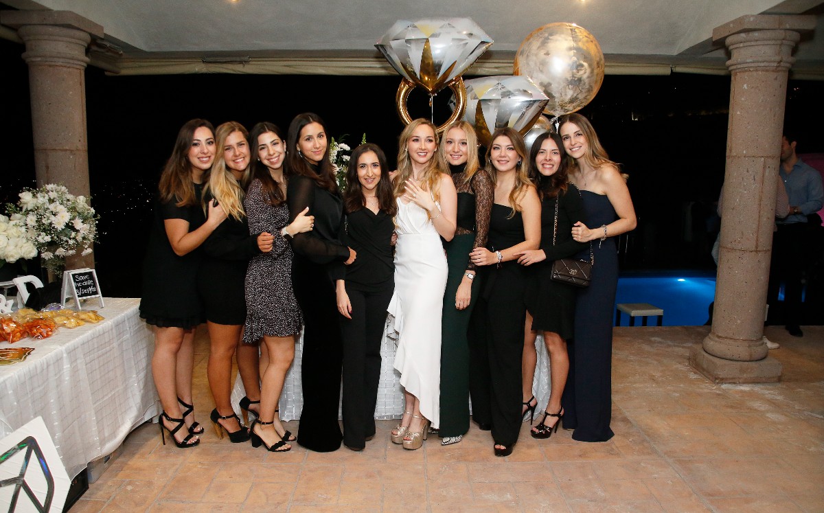 La novia con un grupo de amigas / Foto: Antonio Mireles