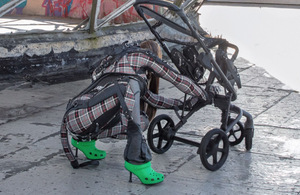 Balenciaga ha lanzado las crocs con tacones, una tendencia que está generando controversia (Foto: Balenciaga)