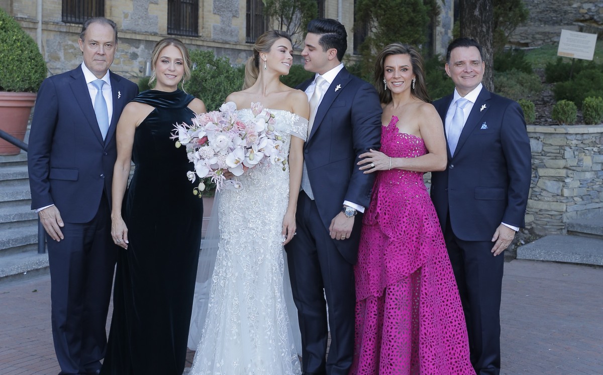 La pareja acompañada de sus papás. FOTO: DANIEL SALDÍVAR