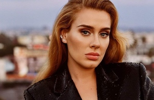 Adele y el vestido negro que usó en su primer concierto ¡en 5 años! (Foto: Instagram)