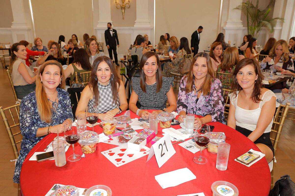 Ana Sofía Calderón, Melissa López de Ochoa, Kelly Perales de Ruiz, Paty Rocha y Olinda Díaz