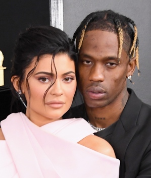 ¿Ya se casó? Kylie Jenner sorprende ¡con un anillo de bodas! (Foto: Getty Images)