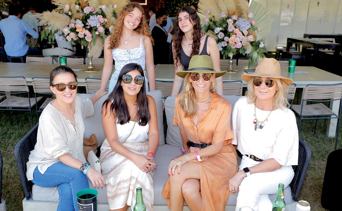 Julieta Mollo, Zelmi Bonet, Juieta Bassy, Victoria Hardoy, Carlos Balleli y Teresita Macario / Fotos: Antonio Mireles y Daniel Saldívar