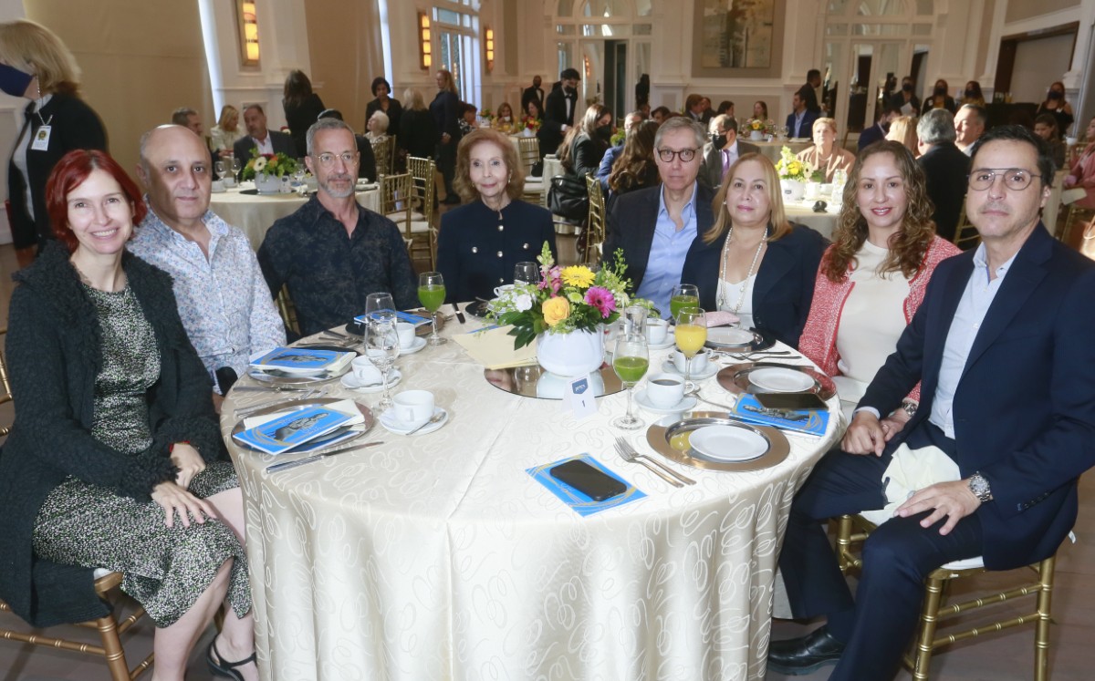 Yanel González, Alfonso Muñoz, Arturo González, Nieves Mogas, Rolando González, Esther Salinas de González, Vero Sánchez y Jorge González. FOTO: OMAR 
