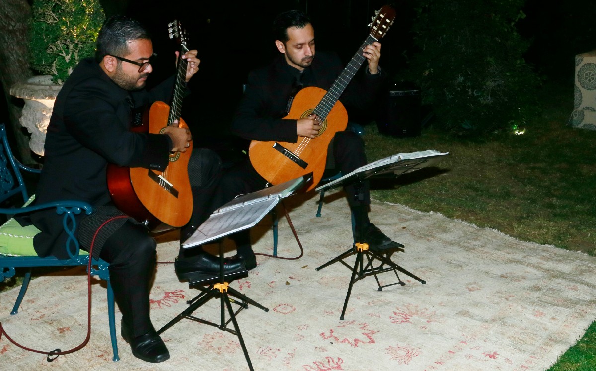 Un duo de guitarras amenizó la reunión / Foto: Omar Valdez
