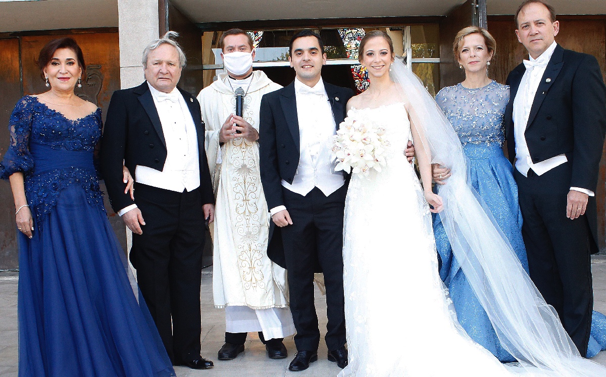 Flora Nelly Pérez de Guevara, Guillermo Guevara Botello, los novios, Mireille Mourete de Garza y Arturo Garza Buerón / Foto: Antonio Mireles