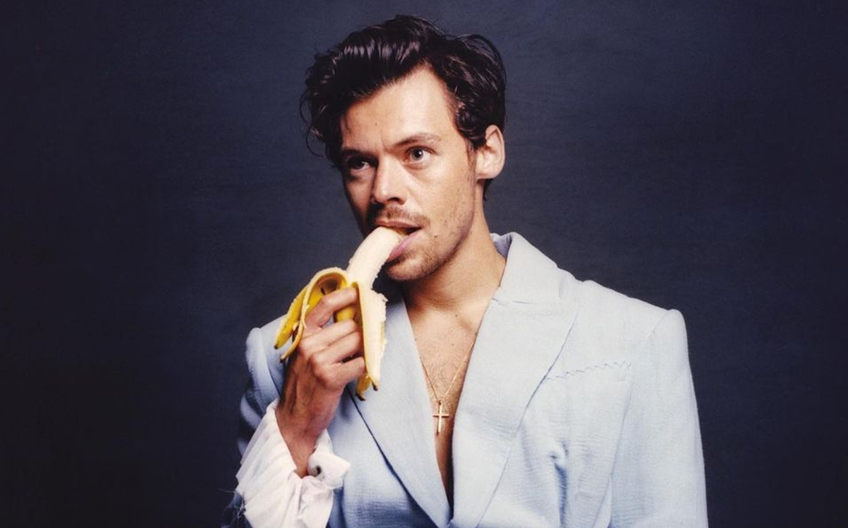 Harry Styles, en tacones y vestidos para discutir su línea de belleza (Foto: Instagram)