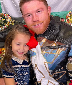 Canelo Álvarez. Hija llora cuando Caleb Plant golpea a su papá. (Foto: Instagram).