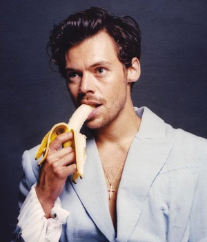 Harry Styles, en tacones y vestidos para discutir su línea de belleza (Foto: Instagram)