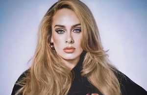 Adele presume el mini vestido más otoñal del 2021 (Foto: Twitter)