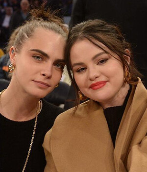 Selena Gomez y Cara Delevingne se dan beso en juego básquetbol. (Foto: Instagram).
