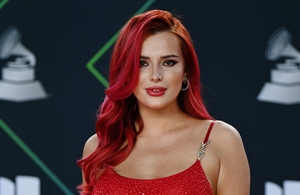 Bella Thorne en mini vestido rojo en los Latin Grammy 2021 (Foto: Getty Images)