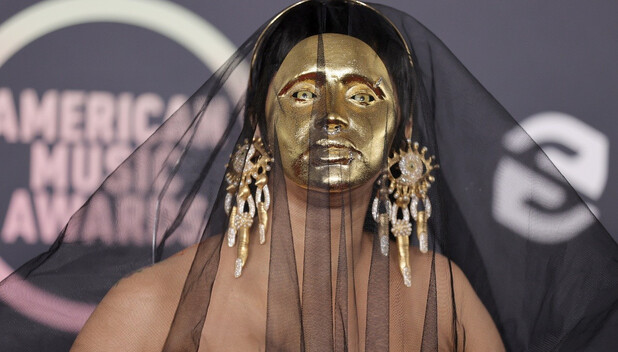 Cadi B utiliza una máscara en los American Music Awards 2021. (Foto: Getty Images).