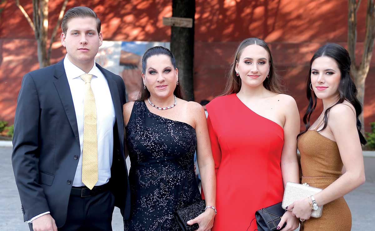 Juan Carlos Calderón, Brenda de Calderón, Elena Calderón y Florencia Calderón / Fotos: Daniel Saldívar