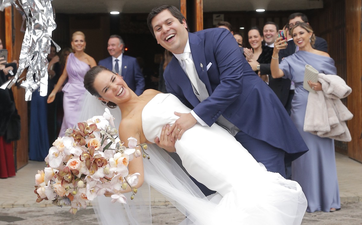 Loa novios al salir de la iglesia / Foto: Daniel Saldívar
