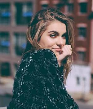 Sofía Castro es una diosa moderna con este vestido nude. (Foto: Instagram).