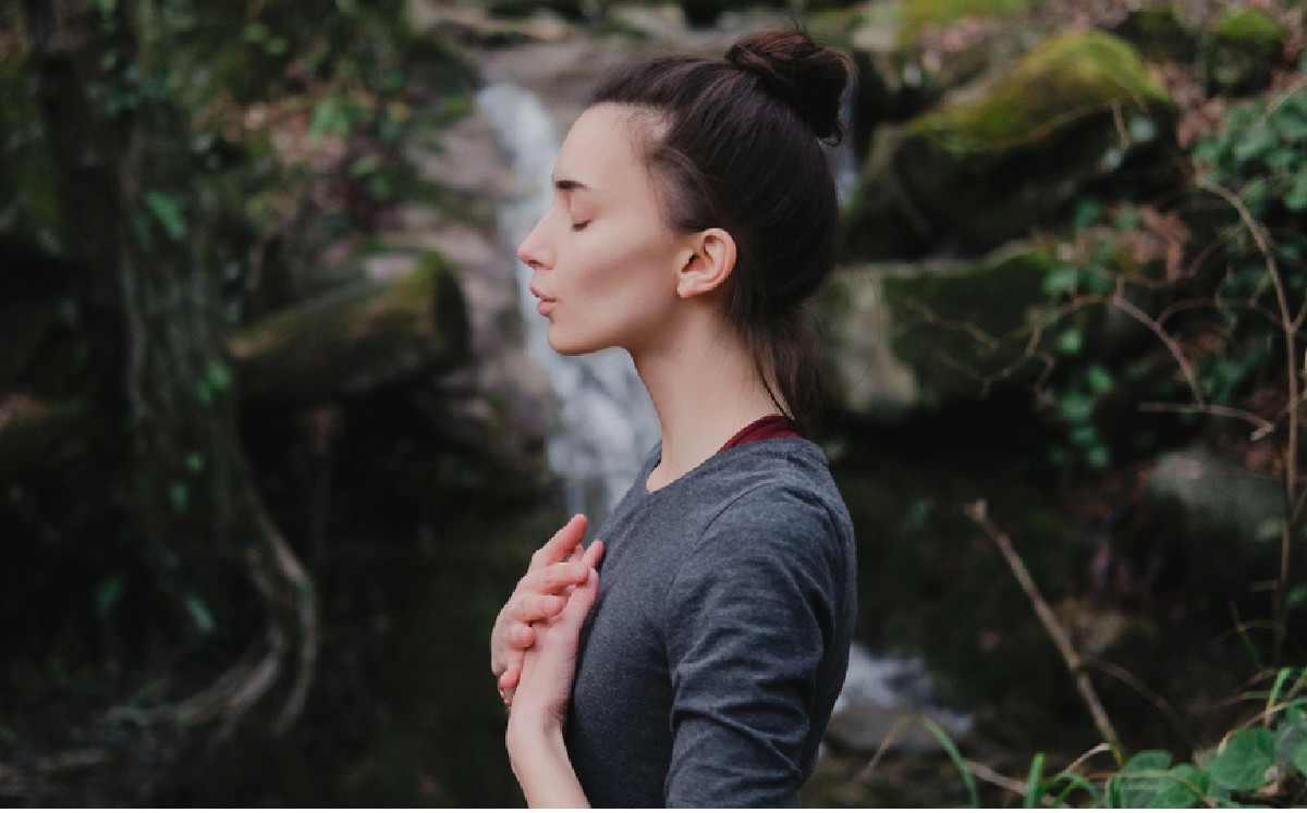 Tomar agua y hacer ejercicios de respiración son necesarios para fortalecer los pulmones (Foto: Shutterstock).