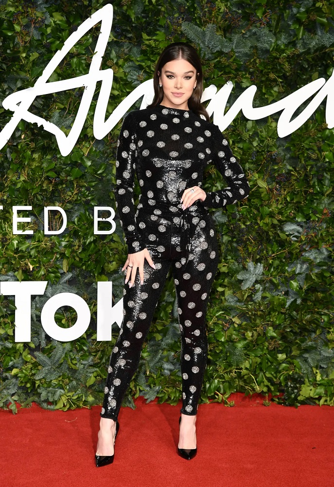 Hailee Steinfeld en las joyas de Richard Quinn y Boucheron