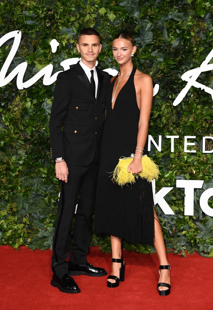 Romeo Beckham y Mia Regan en Proenza Schouler y joyas Messika