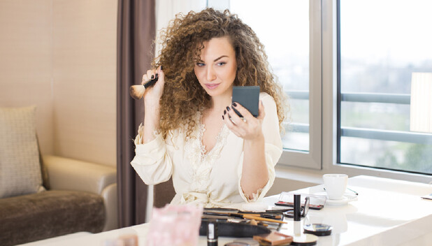 Acné, conjuntivitis son algunas afecciones que sufre el rostro al usar herramientas de maquillajes sucias (Foto: Shutterstock).