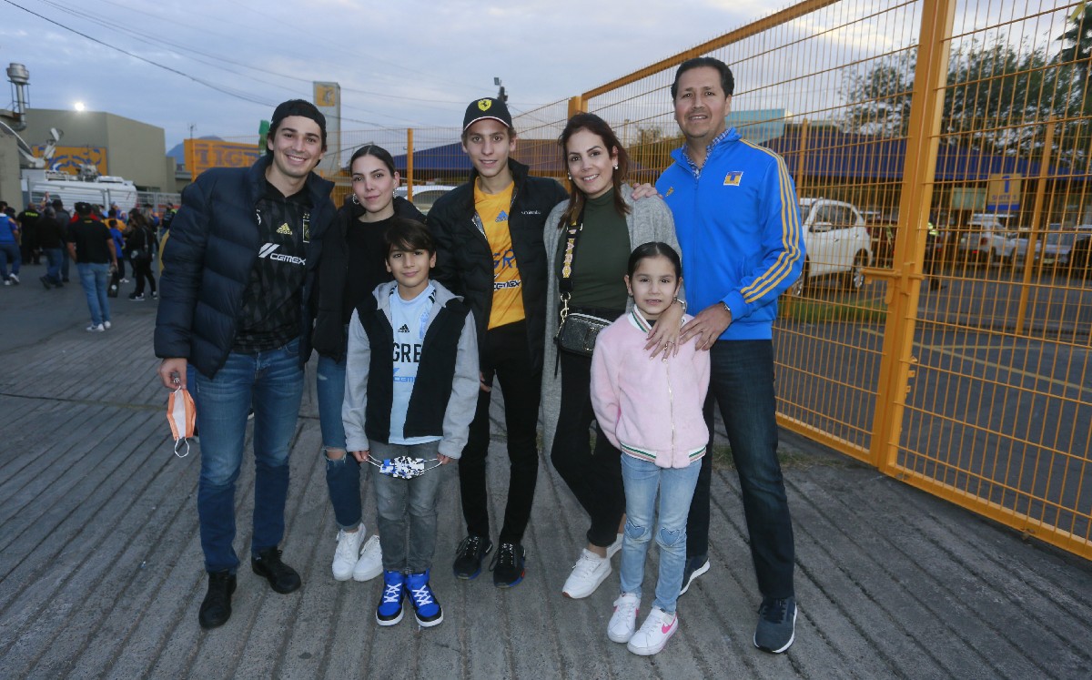 Patricio Tamez, Ivanna Garza, Sebastián Garza Deborah Garza, Santiago Garza, Gretta Garza y Reibel Medina / Foto: Omar Valdez