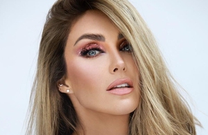Anahí regresa a la música en minifalda de plumas y crop top |VIDEO (Foto: Instagram)