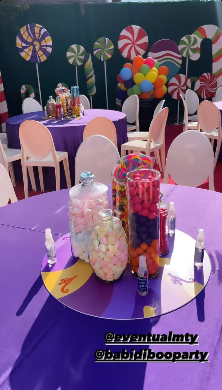 Como centro de mesa hubo contenedores de caramelos. (Foto: Instagram).