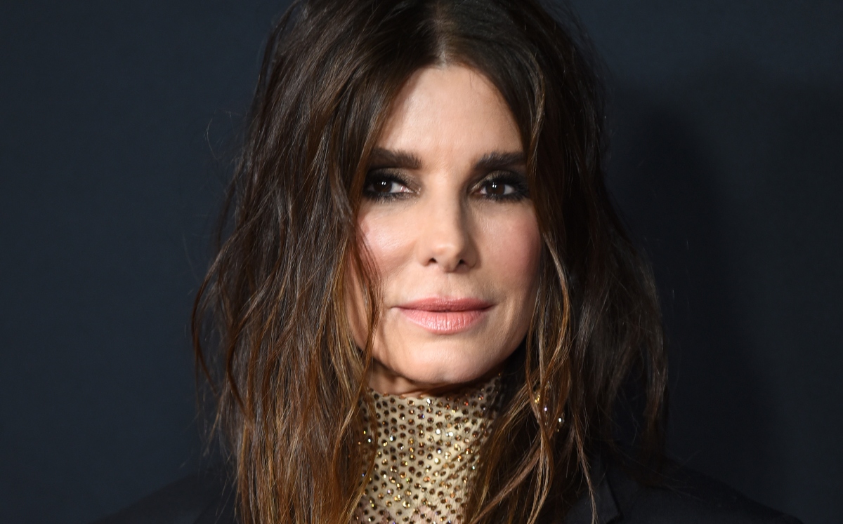 Sandra Bullock brilla con un jumpsuit dorado en la alfombra roja (Foto: Getty Images)