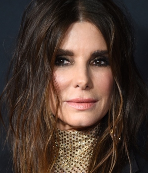 Sandra Bullock brilla con un jumpsuit dorado en la alfombra roja (Foto: Getty Images)