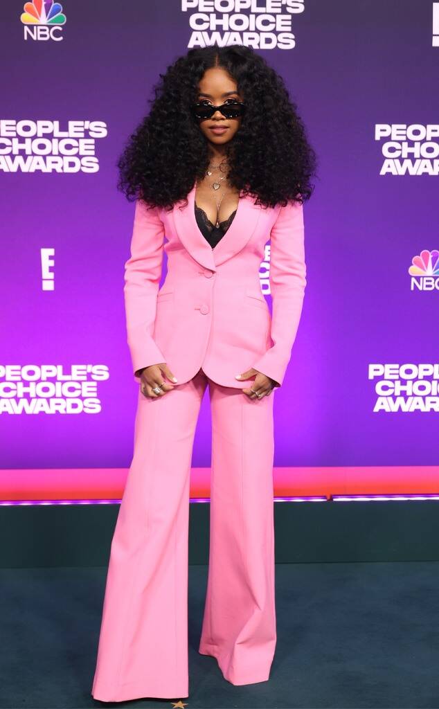 H.E.R. en Carolina Herrera