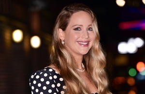 Jennifer Lawrence presume su embarazo en un vestido de lunares (Foto: Getty Images)