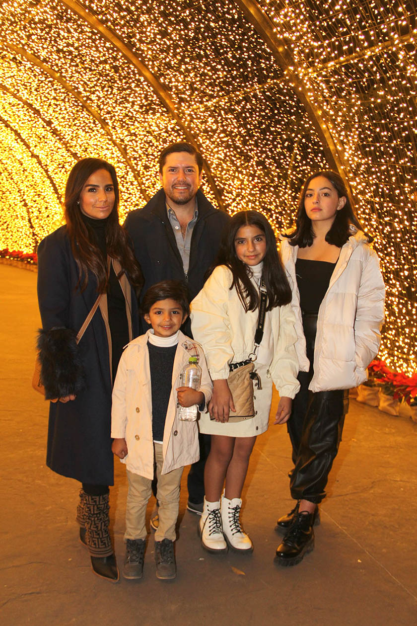 Mónica Ochoa, Fabricio Aceves, Renata Aceves, Fabricio Aceves e Isabella Aceves.