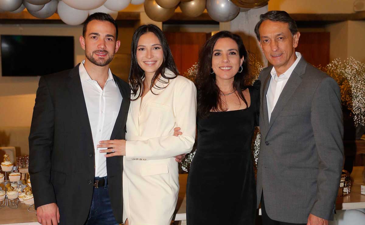 Los novios junto a Ana Elena Peña y Juan Castro / Fotos: Daniel Saldívar